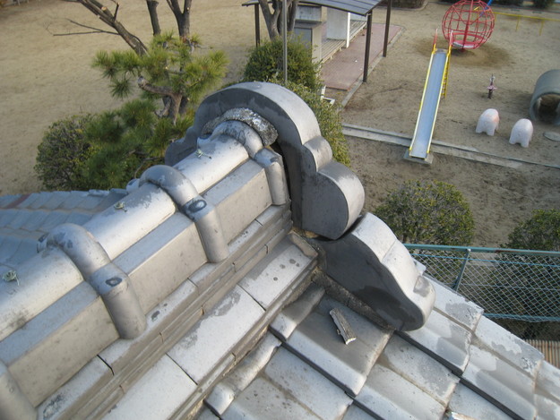 屋根修理 ラバーロック工法による瓦の補強工事 加古川市 鬼瓦修理前