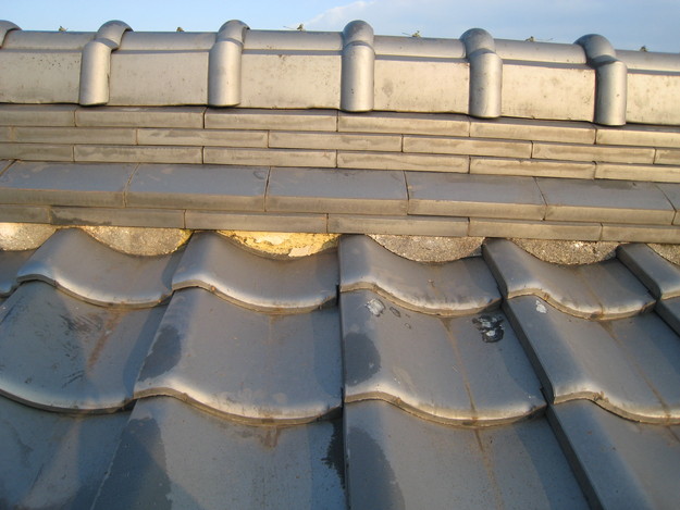 屋根修理 ラバーロック工法による瓦の補強工事 加古川市 漆喰修理前
