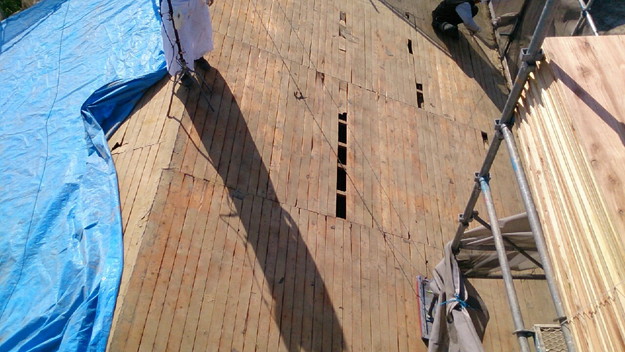 大屋根の瓦撤去後補修修理材料搬入1430704509587