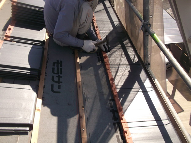 屋根のリフォーム新設瓦設置中DSCF2045