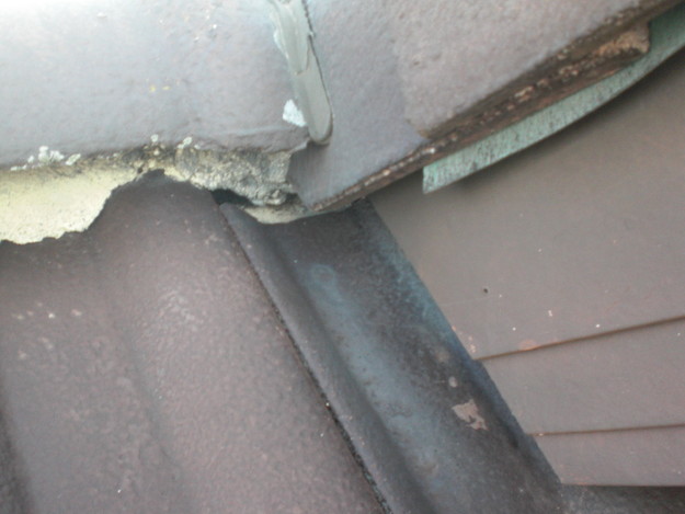 雨漏り修理 棟違い軒天下の板金工事 コーキング防水など 明石市 | 神戸・明石・加古川の屋根・瓦リフォーム工事業者(株)大西瓦