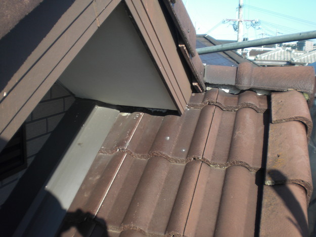 雨漏り修理 棟違い軒天下の板金工事 コーキング防水など 明石市 | 神戸・明石・加古川の屋根・瓦リフォーム工事業者(株)大西瓦