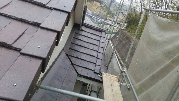 屋根のリフォーム神戸市新設屋根材ハイブリッド瓦設置作業1461820921096