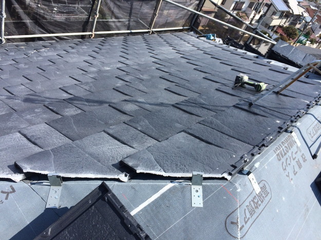 屋根のリフォーム葺き替え工事新設屋根材設置中1459505895015