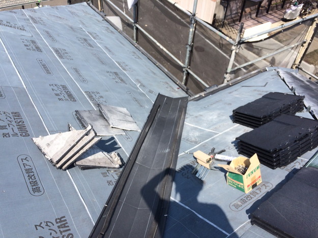 屋根のリフォーム葺き替え工事板金設置中1459505903111