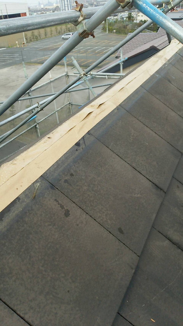 屋根修理棟板金工事と屋根裏換気システム設置施工中1460029607182