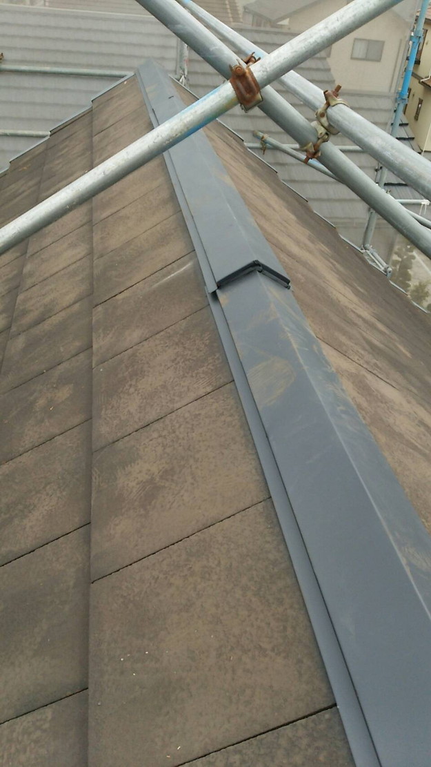 屋根修理棟板金工事と屋根裏換気システム設置施工中1460029620081