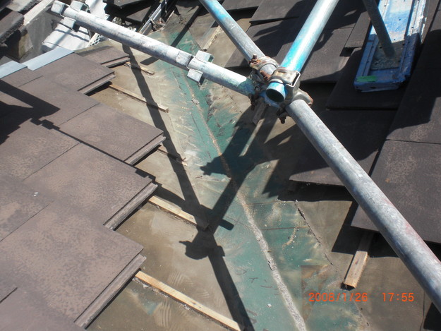 屋根修理棟板金工事と屋根裏換気システム設置施工中CIMG2496