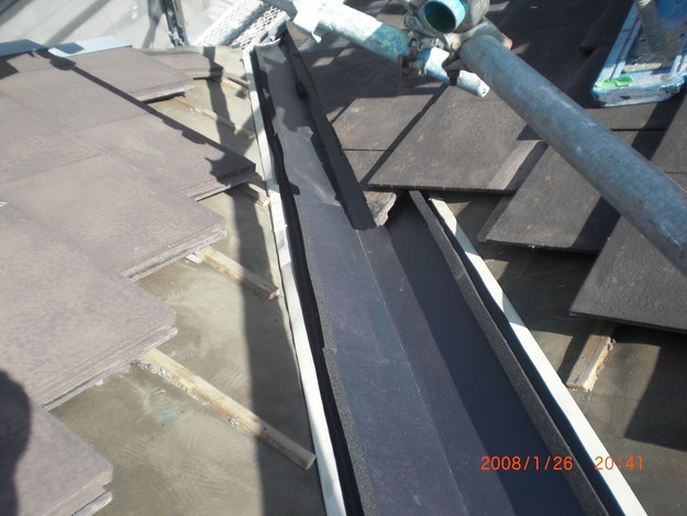 屋根修理棟板金工事と屋根裏換気システム設置施工中CIMG2499