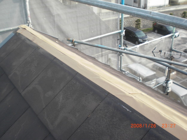 屋根修理棟板金工事と屋根裏換気システム設置施工中CIMG2501