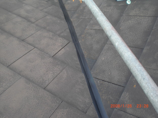 屋根修理棟板金工事と屋根裏換気システム設置施工中CIMG2503