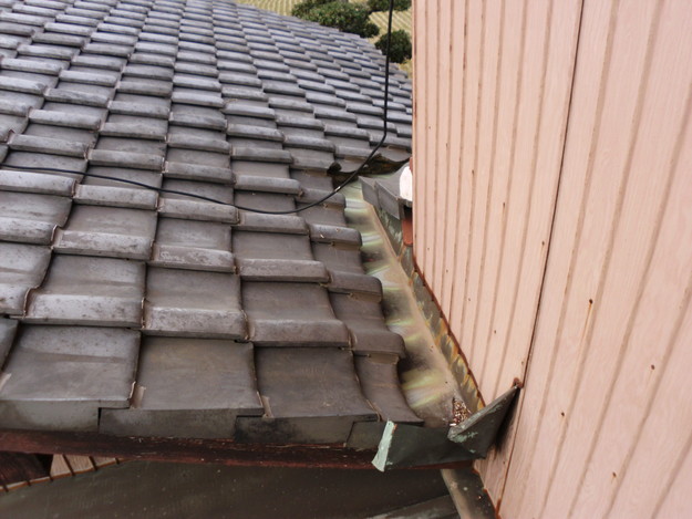 屋根板金と外壁トタンの交換工事施工前DSCI1176
