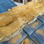 神戸市　和瓦(釉薬瓦)　本棟付け根の谷部分から雨漏りしている為、谷板金交換工事及び漆喰(しっくい)工事を行った。