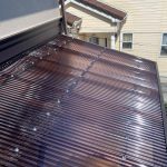 高砂市　2階建てモルタル壁の住宅で経年劣化で反りあがった波板ポリカの交換工事を行いました。