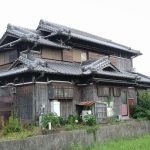 加古川市　和風、入母屋で立派な日本家屋のお家で、キッチンの天井クロスに雨染みで雨漏り調査のご依頼です。