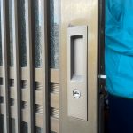 神戸市　以前、屋根や外構の工事でお世話になったお客様から、玄関の鍵と門扉の調子が悪いので修理をお願いしたいとのご連絡をいただきました。