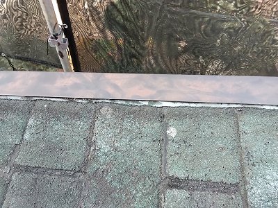 シングル屋根　ケラバ水切り　シール劣化