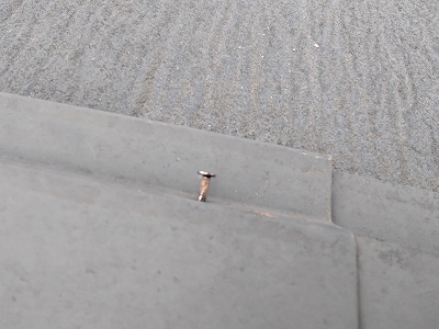 棟包み板金　釘浮き