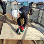 明石市　屋根葺き替え工事で職人さんが下地補強作業中にパトロールに行きました。