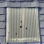 明石市　日本家屋、入母屋の家！雹災害で樋(とい)に穴が開き、明り取りも雹(ひょう)で貫通した。