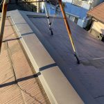 加古川市　強風による大屋根棟包み板金が飛散して、木下地から棟板金交換工事を施工しました