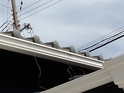 万十瓦　銅線垂れる