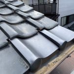 明石市　木造住宅で屋根材は和瓦(釉薬瓦)銀黒色の大角、万十瓦、破損の為、差し替え工事　