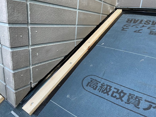 下屋根壁板金施工中