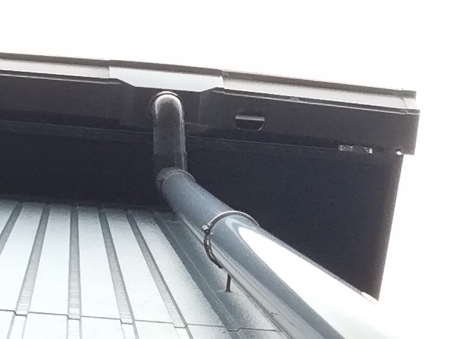 加古川市　雨樋落とし口付近に穴あき