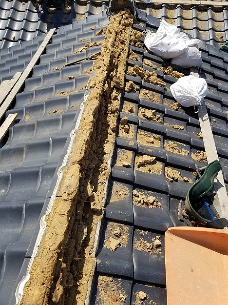 明石市 日本瓦(釉薬瓦)棟解体