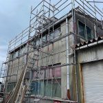 高砂市の工場、夏前に屋根チェック 大波スレート屋根を足場で徹底調査！遮熱塗料かカバー工法かを比較提案