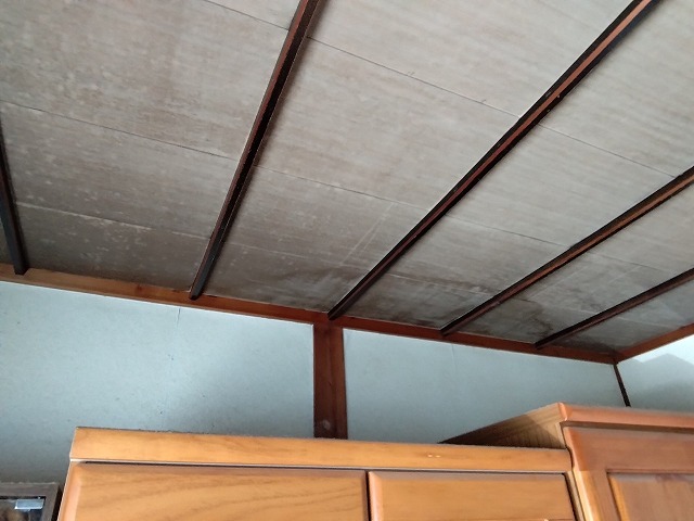 明石市　2階天井の雨染みと本棟の劣化