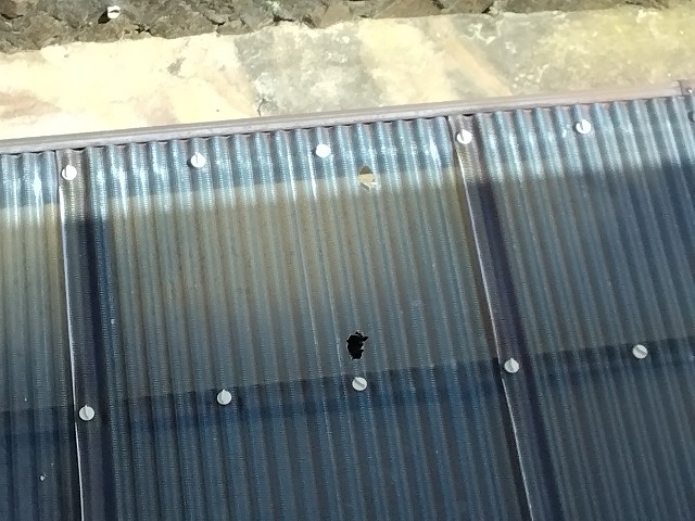 明石市 上から確認した波板ポリカの穴あき・貫通