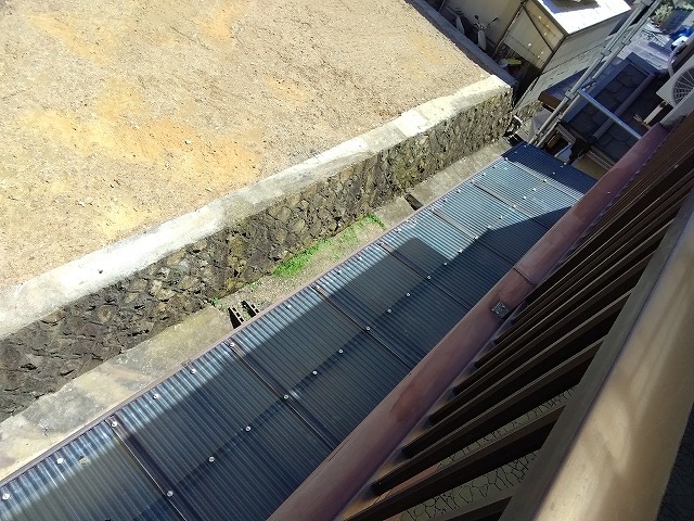 明石市 2階ベランダから見た波板ポリカーボネート