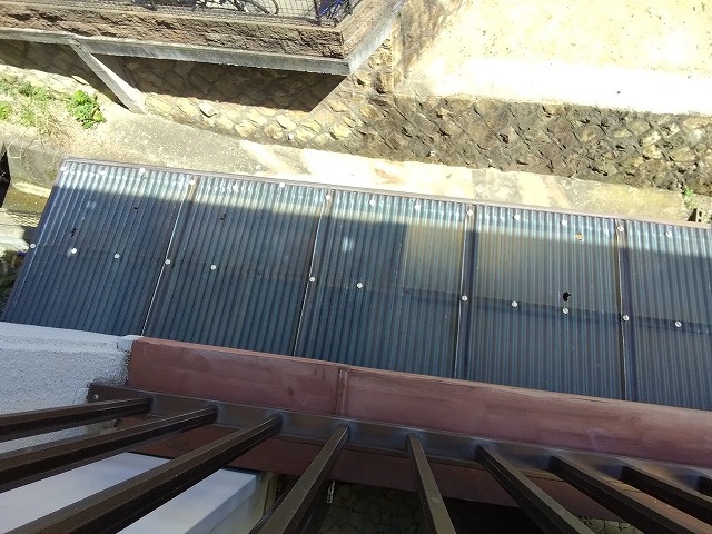 明石市 2階ベランダから見た波板ポリカの全体状況