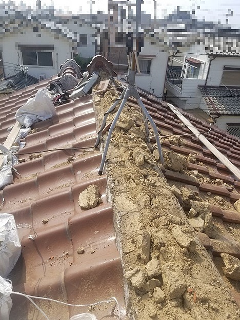 明石市 既存棟の解体と撤去(葺き土の撤去)