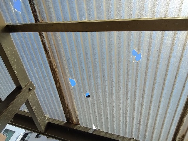 明石市 1階洗濯干し場で確認した波板ポリカーボネートの被害