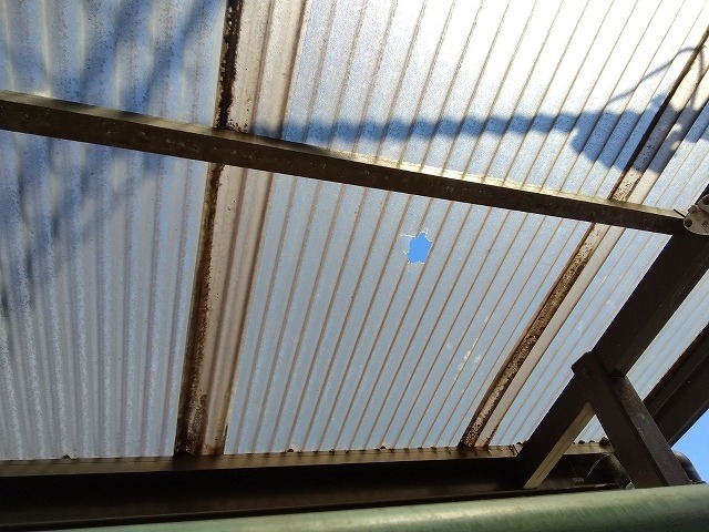 明石市 1F洗濯干し場で確認した波板ポリカーボネートの穴