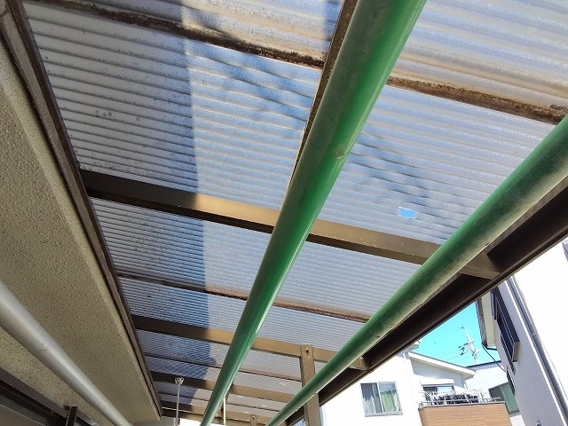 明石市 1F洗濯干し場で確認した波板ポリカーボネートの被害