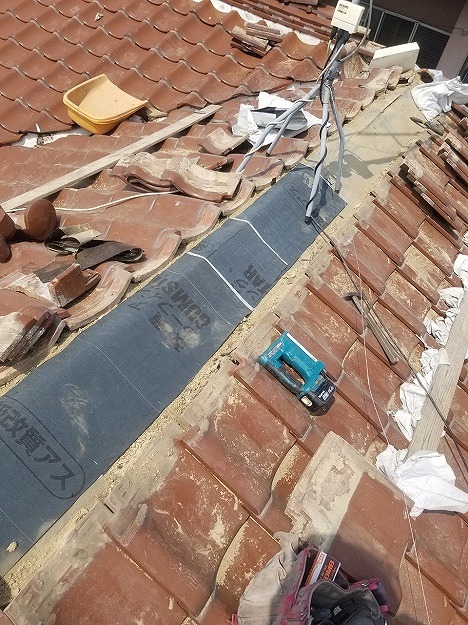 明石市 棟下地の整えと防水シートの施工