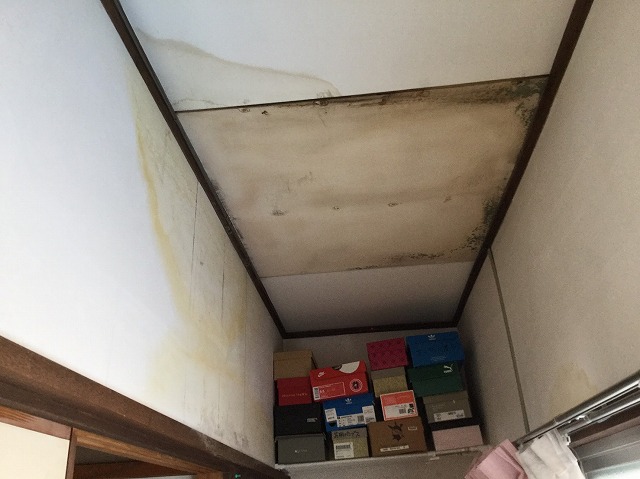 明石市 2階通路天井の雨染みと汚れ