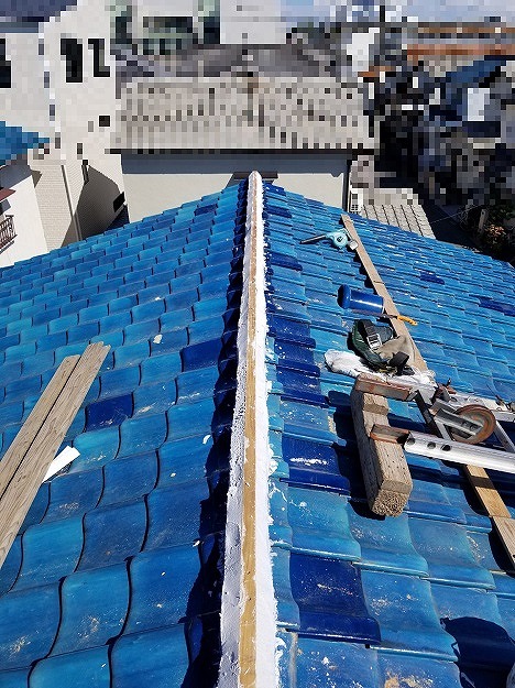 明石市 白い施工材で棟下地を整え、仕上げの土台を形成