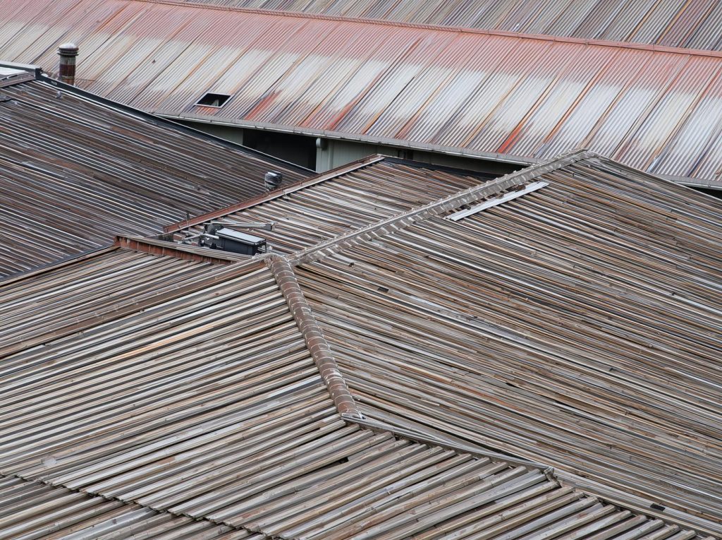 明石市　工場屋根　金属　錆