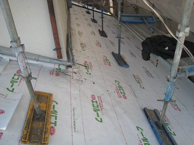 加古川市　葺き替え　防水屋根下地材設置中