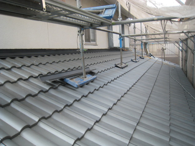 加古川市　葺き替え　下屋根作業中