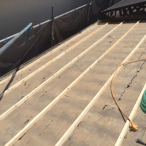 加古川市　屋根下地補強中