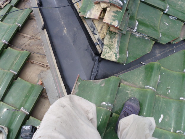 明石市 屋根 シーリング 谷板金