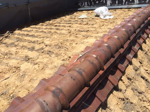 加古川市　既存屋根瓦撤去中