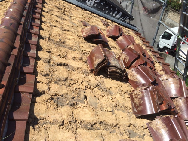 加古川市　施工　既存屋根瓦撤去中