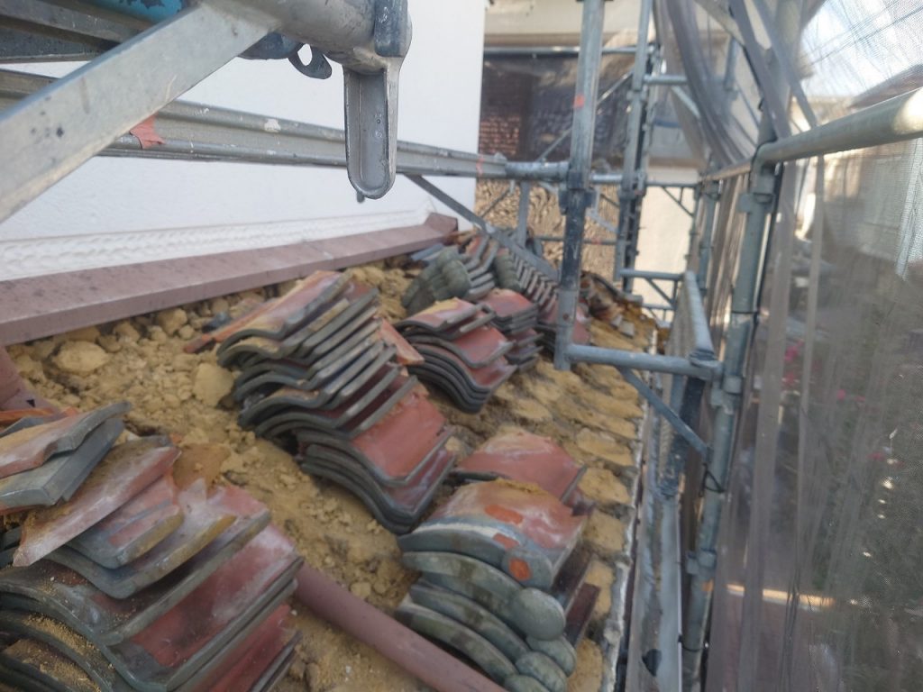 明石市　解体中　屋根瓦　施工中